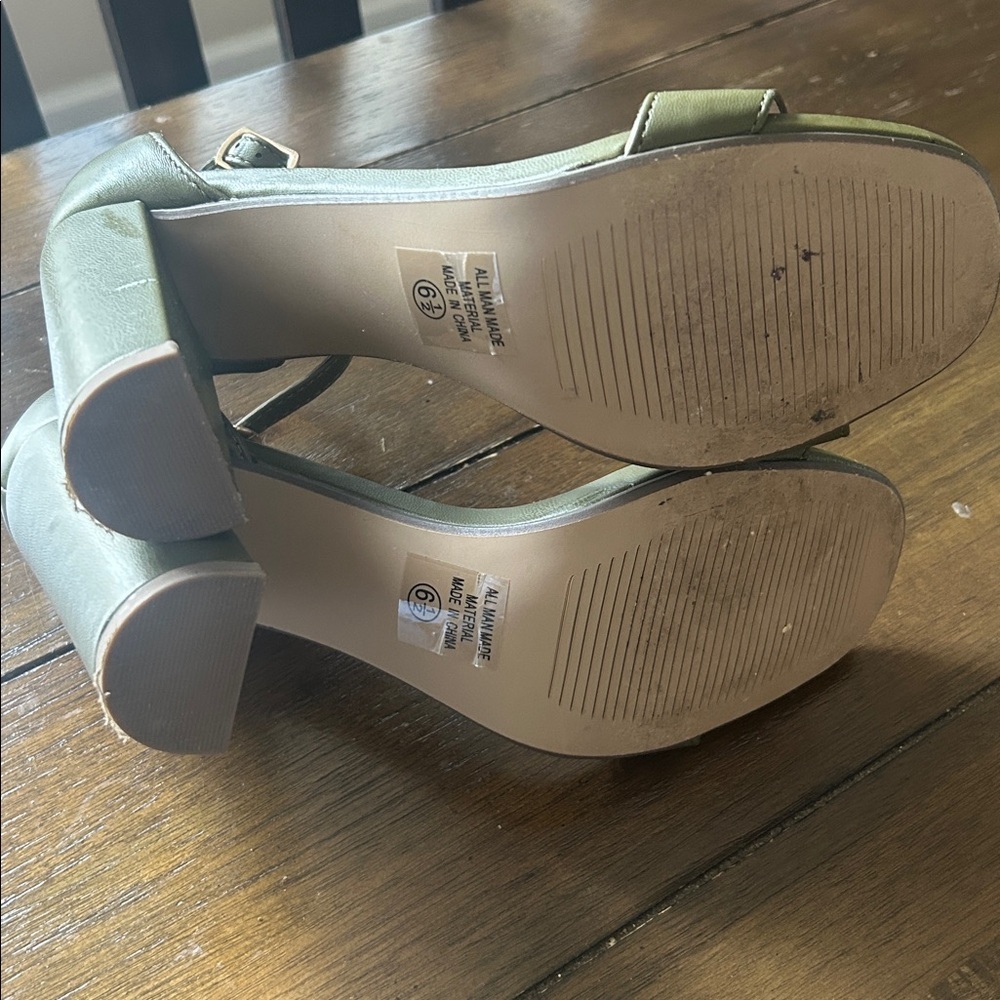 Delicious brand olive green ankle strap block heel sandals size 6.5 - Picture 5 of 6